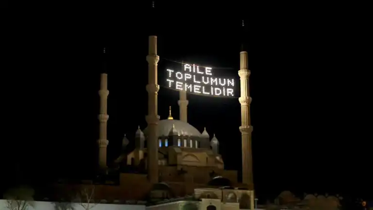 Ramazan Mahyalarında Aile Vurgusu Ramazan Mahyalarında Aile Vurgusu
